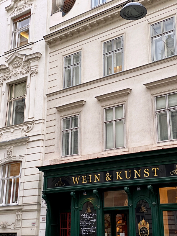 Ladenlokal in Wien mit der Aufschrift: Wein und Kunst