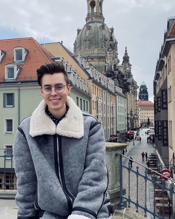 Junger Mann vor Frauenkirche in Dresden