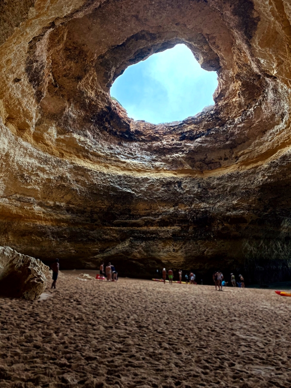 Grotte in Portugal mit Loch