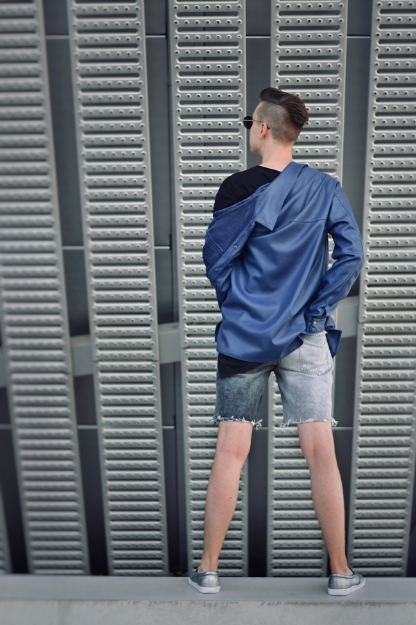 Foto von hinten mit kurzer Hose und blauen Leder-Overshirt