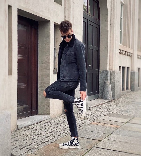 Modeblogger outfit schwarz mit Schuhen in zebra und Kuhoptik