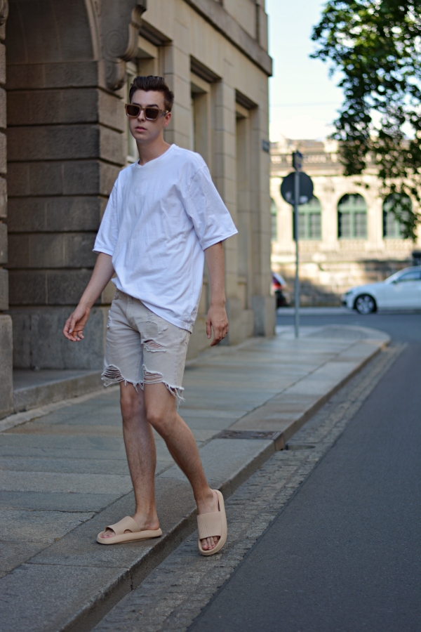 Stylisches Sommeroutfit mit weißem T-Shirt und heller Hose